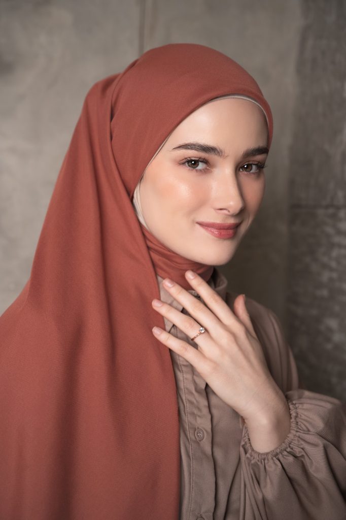 Hijab warna terracotta
