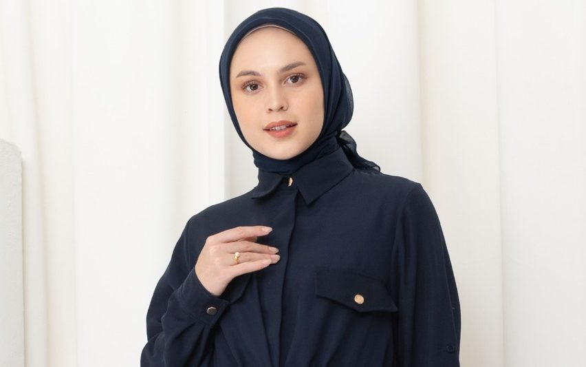 10 Warna Jilbab untuk Baju Biru Dongker