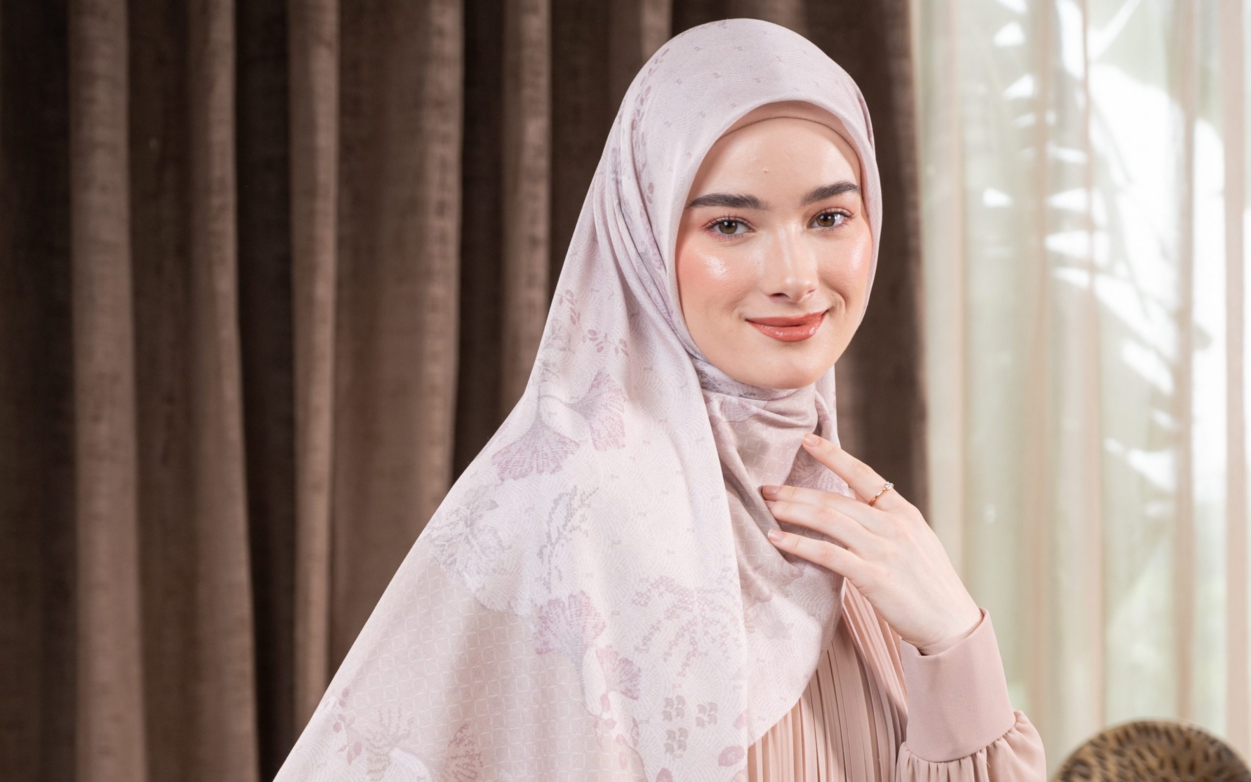 7 Pilihan Hijab Motif untuk Lebaran, Bisa Jadi Hampers Juga lho