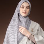 Warna jilbab yang cocok untuk baju abu-abu