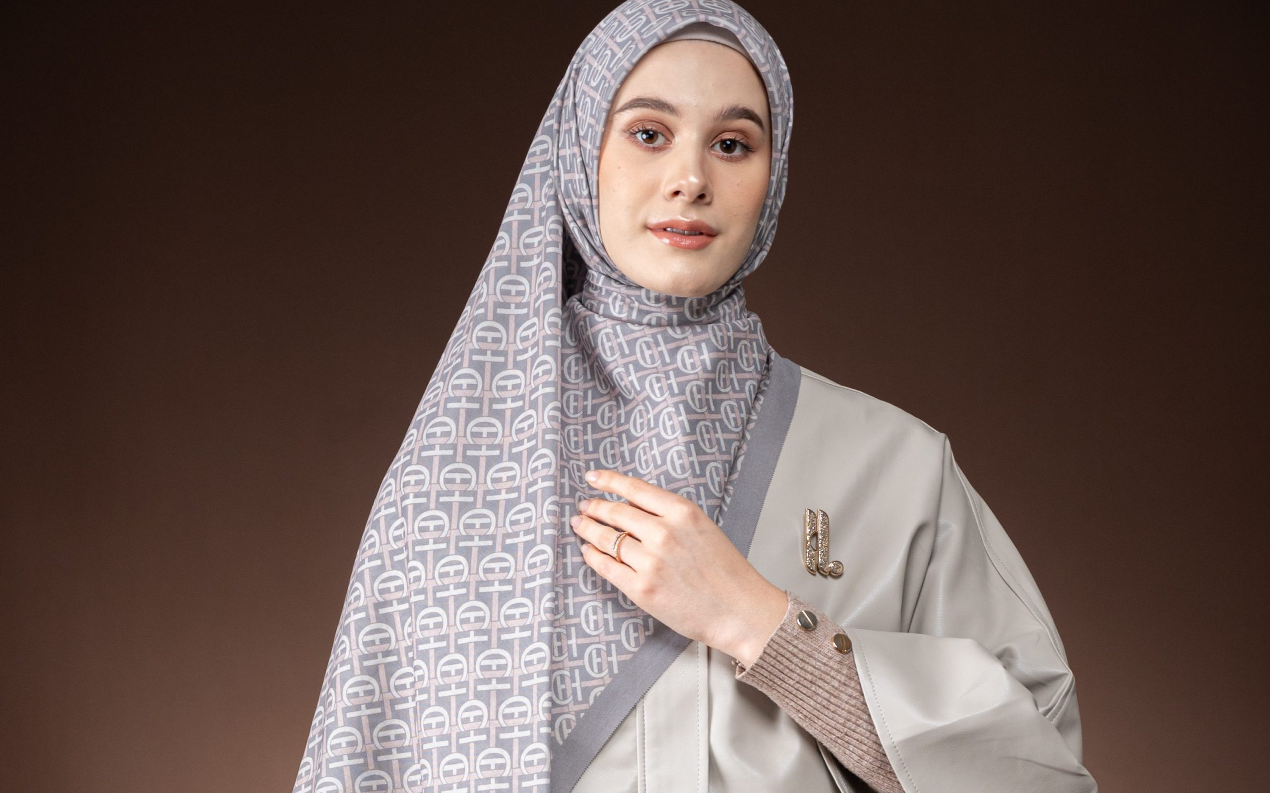 Warna jilbab yang cocok untuk baju abu-abu