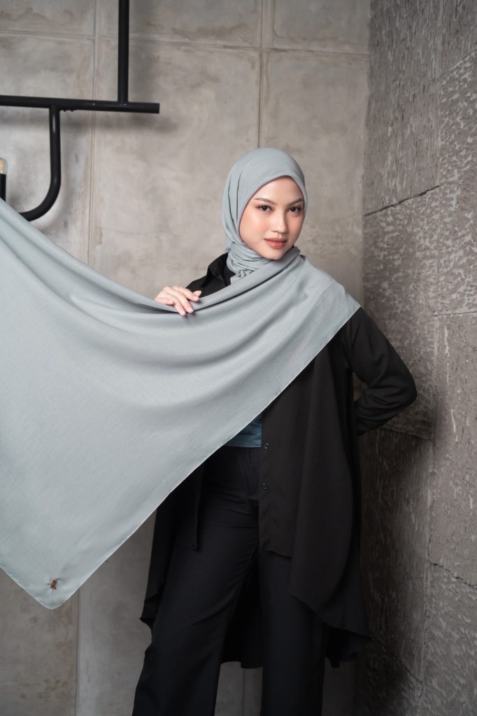 Hijab warna abu-abu