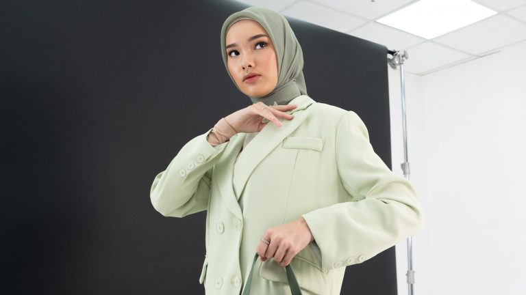 Outfit blazer wanita hijab