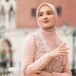 Baju pink cocok dengan jilbab warna apa