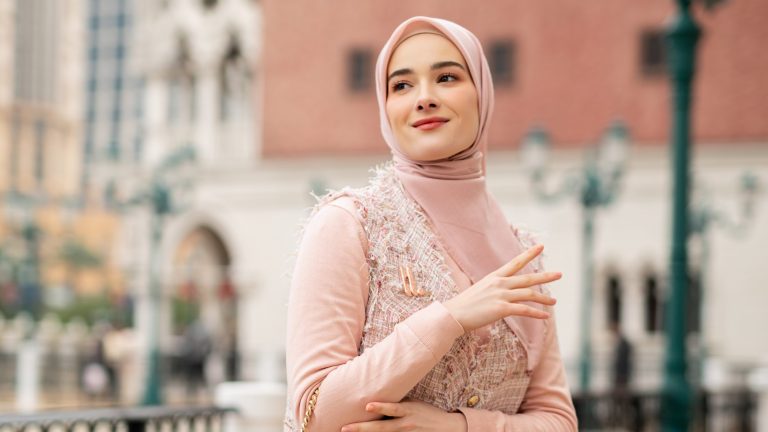 Baju pink cocok dengan jilbab warna apa