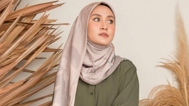 Warna jilbab yang cocok untuk baju warna army