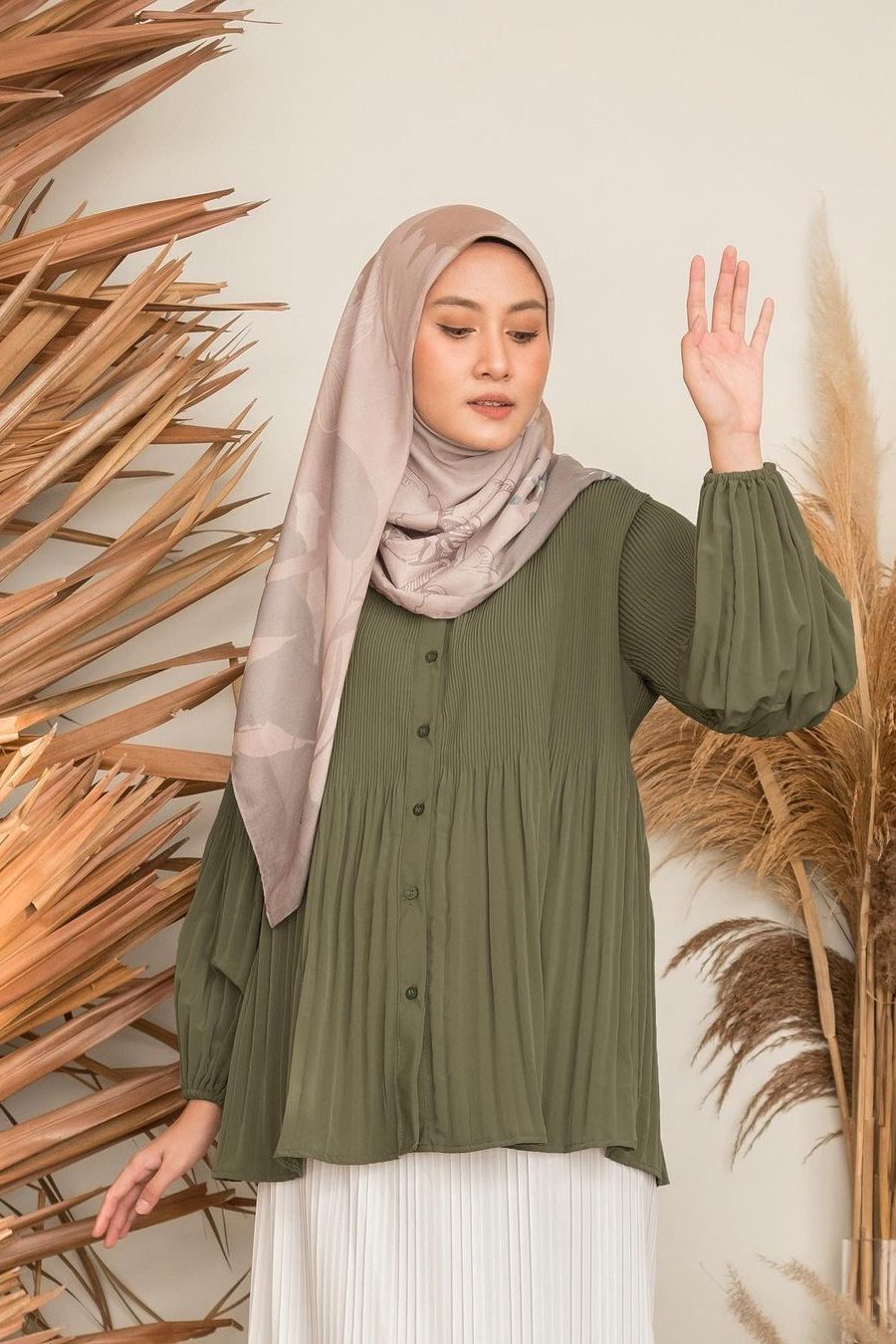 Baju army cocok dengan jilbab warna apa