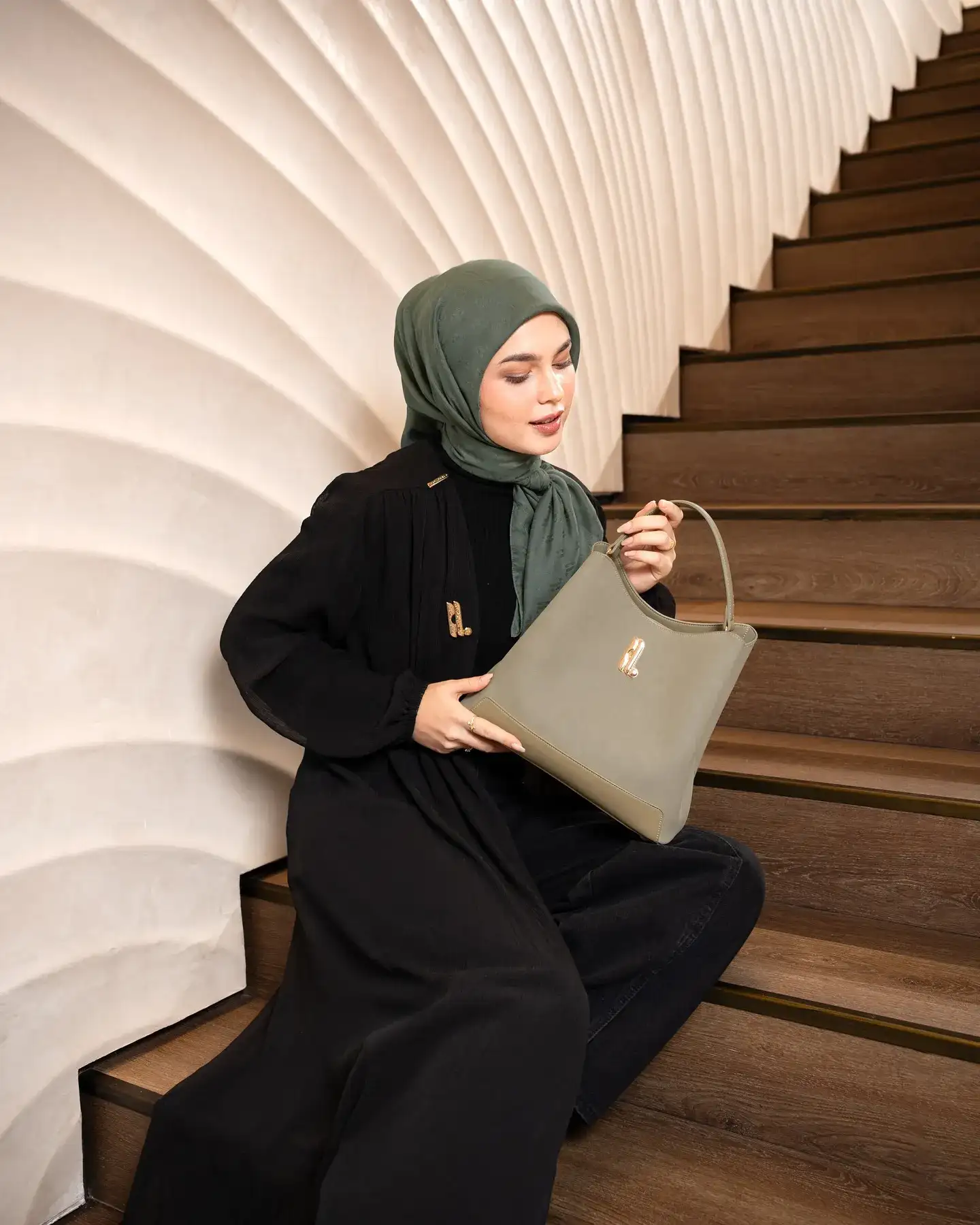 outfit baju hitam