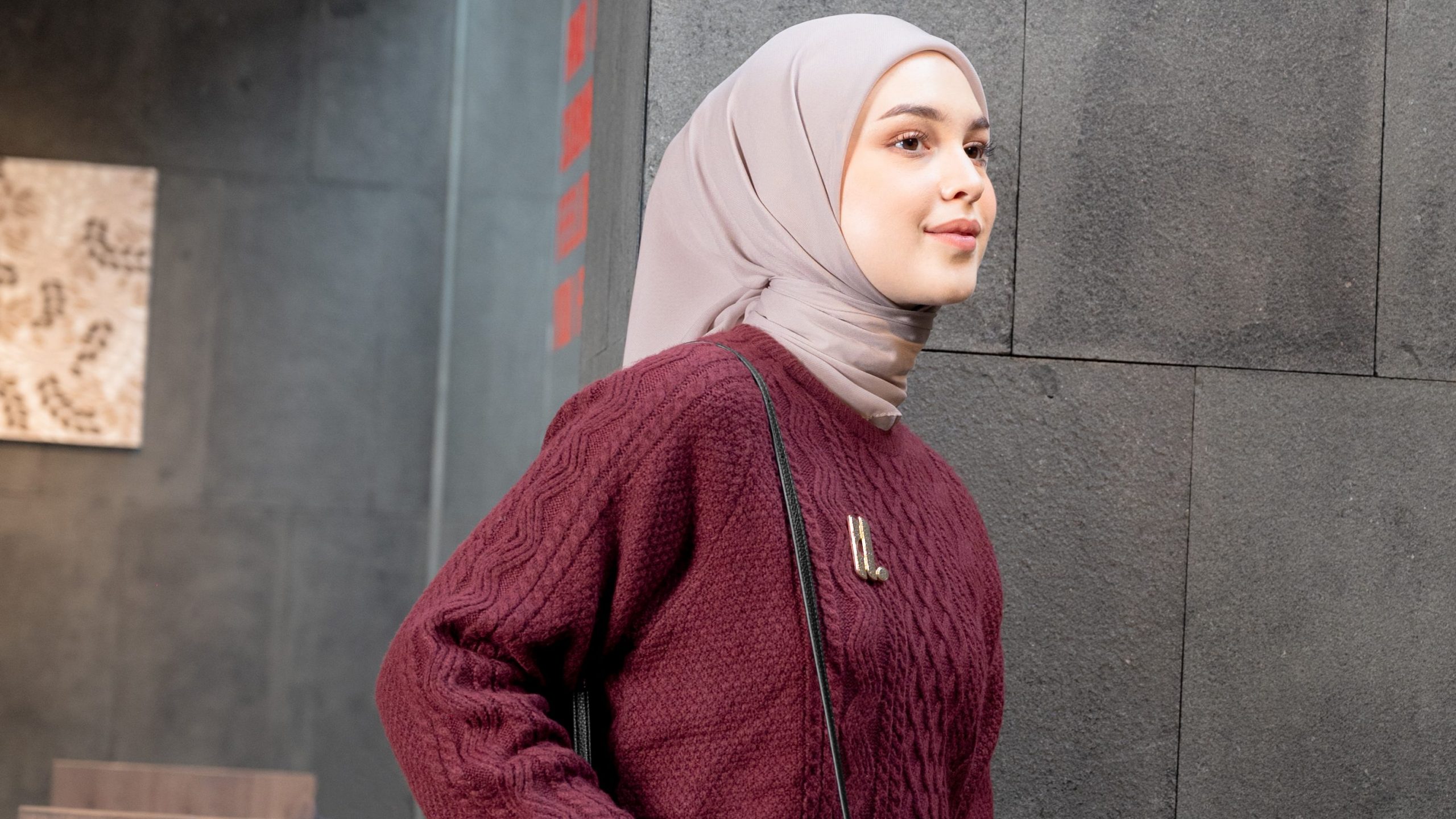 Warna jilbab yang cocok untuk baju maroon