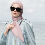 Baju biru cocok dengan jilbab warna apa