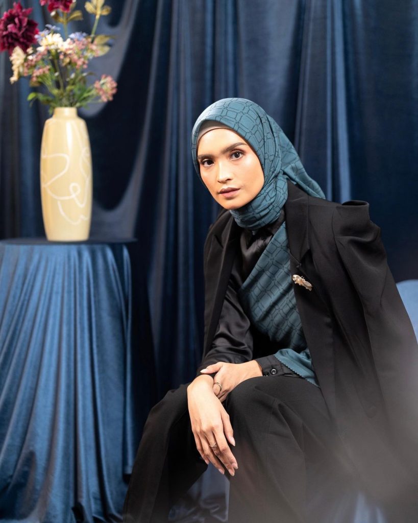 warna jilbab untuk baju hitam