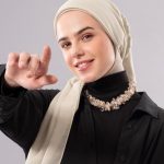 Warna jilbab yang cocok untuk baju hitam