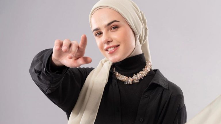 Warna jilbab yang cocok untuk baju hitam