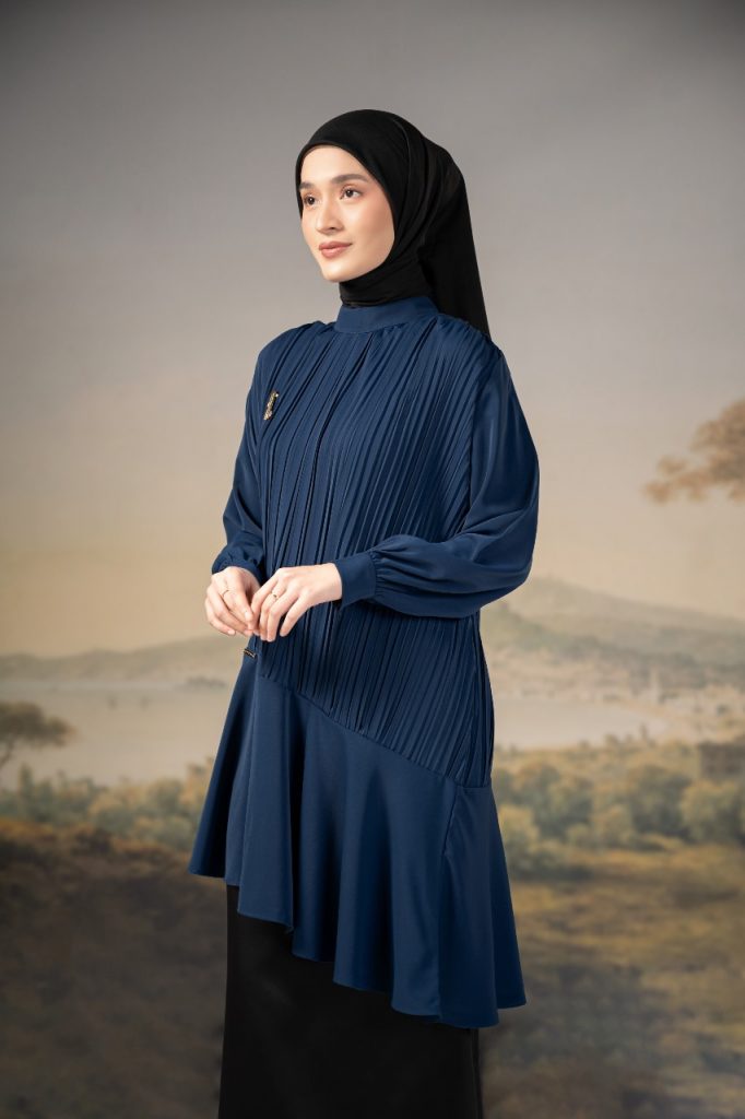 Baju biru jilbab hitam