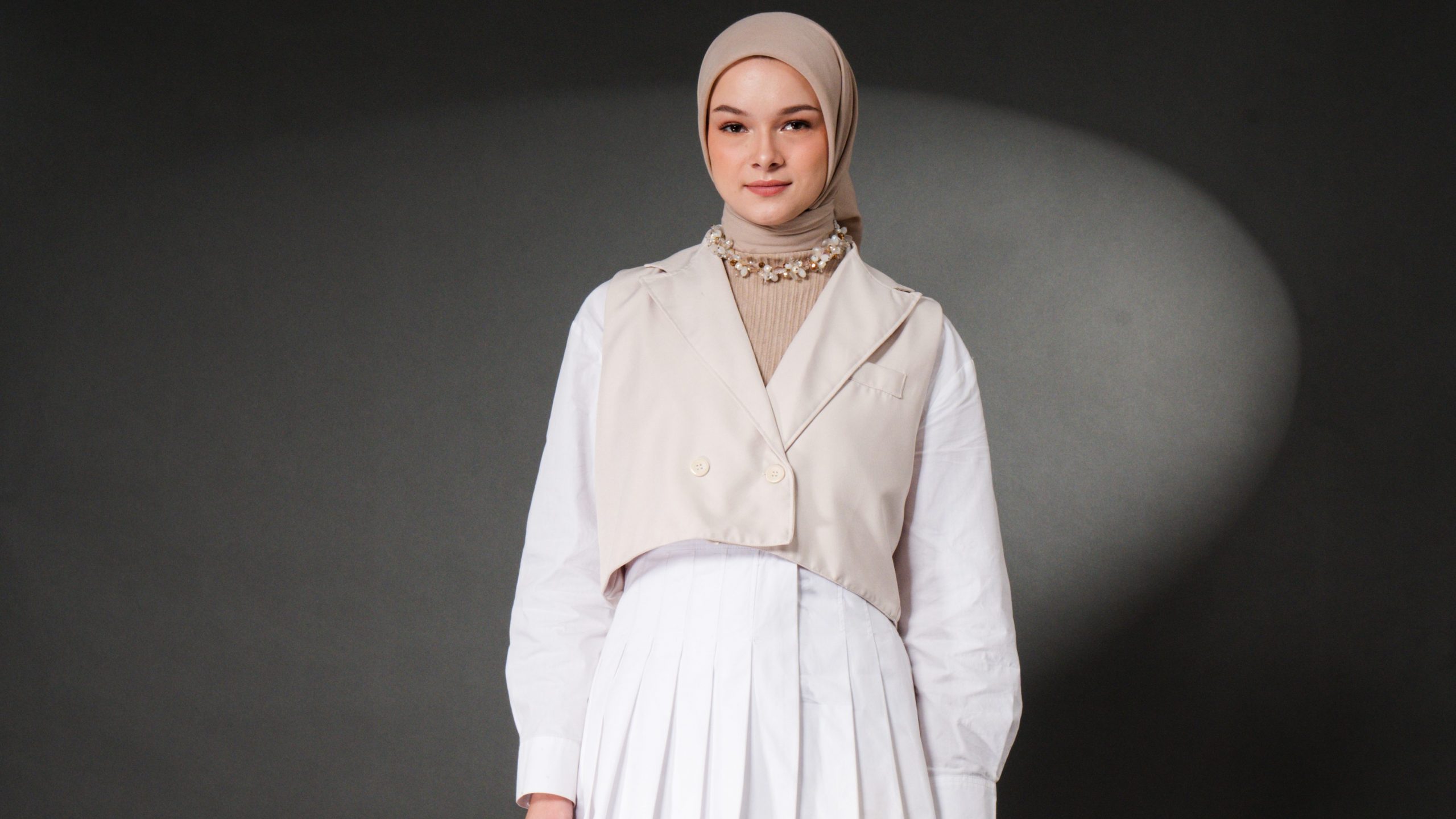 7 Inspirasi Layering Outfit yang Simple, Look Jadi Makin Kece!