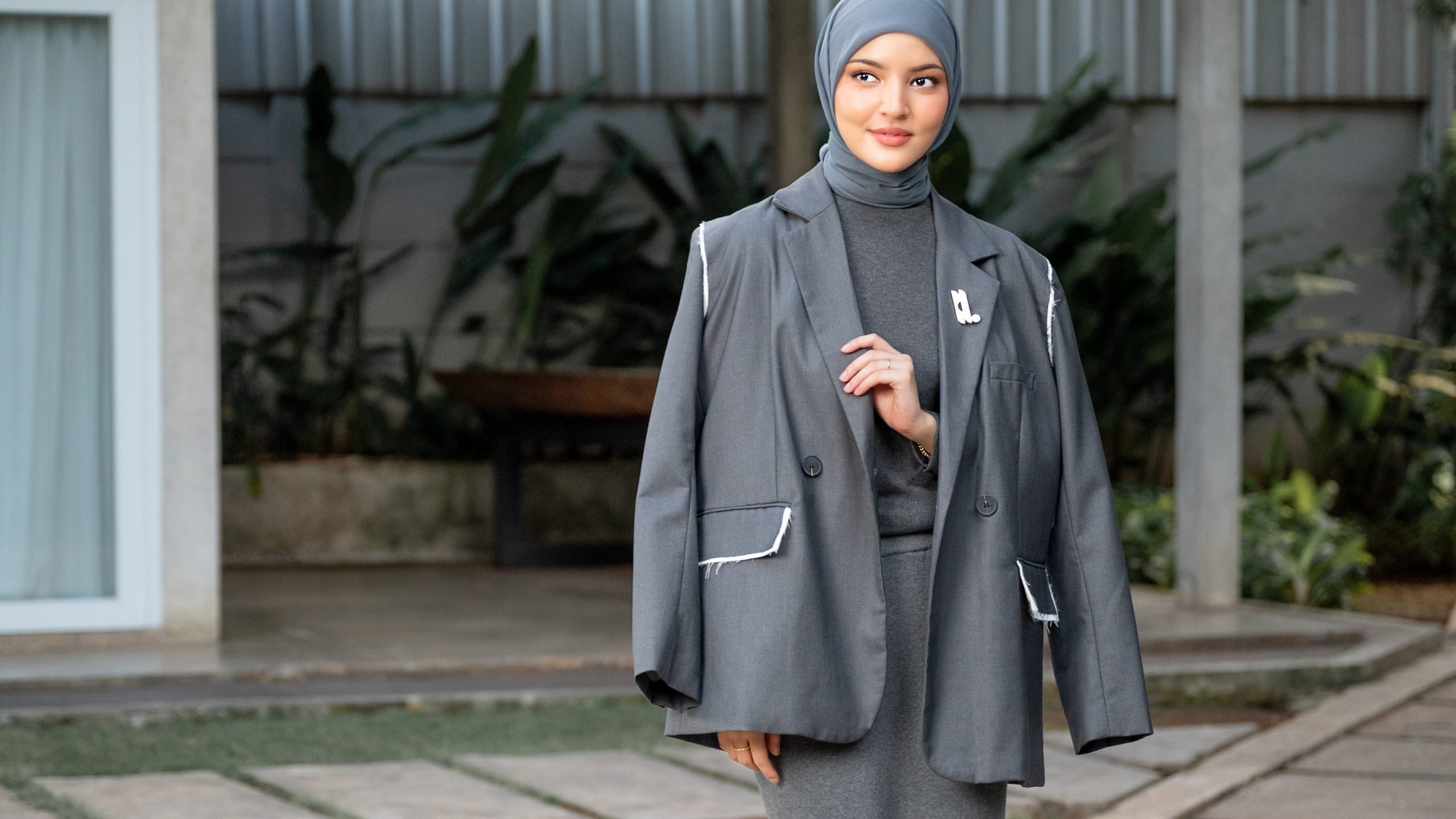 7 Inspirasi Outfit Hijab ke Kantor Pakai Rok, Nyaman dan Modis