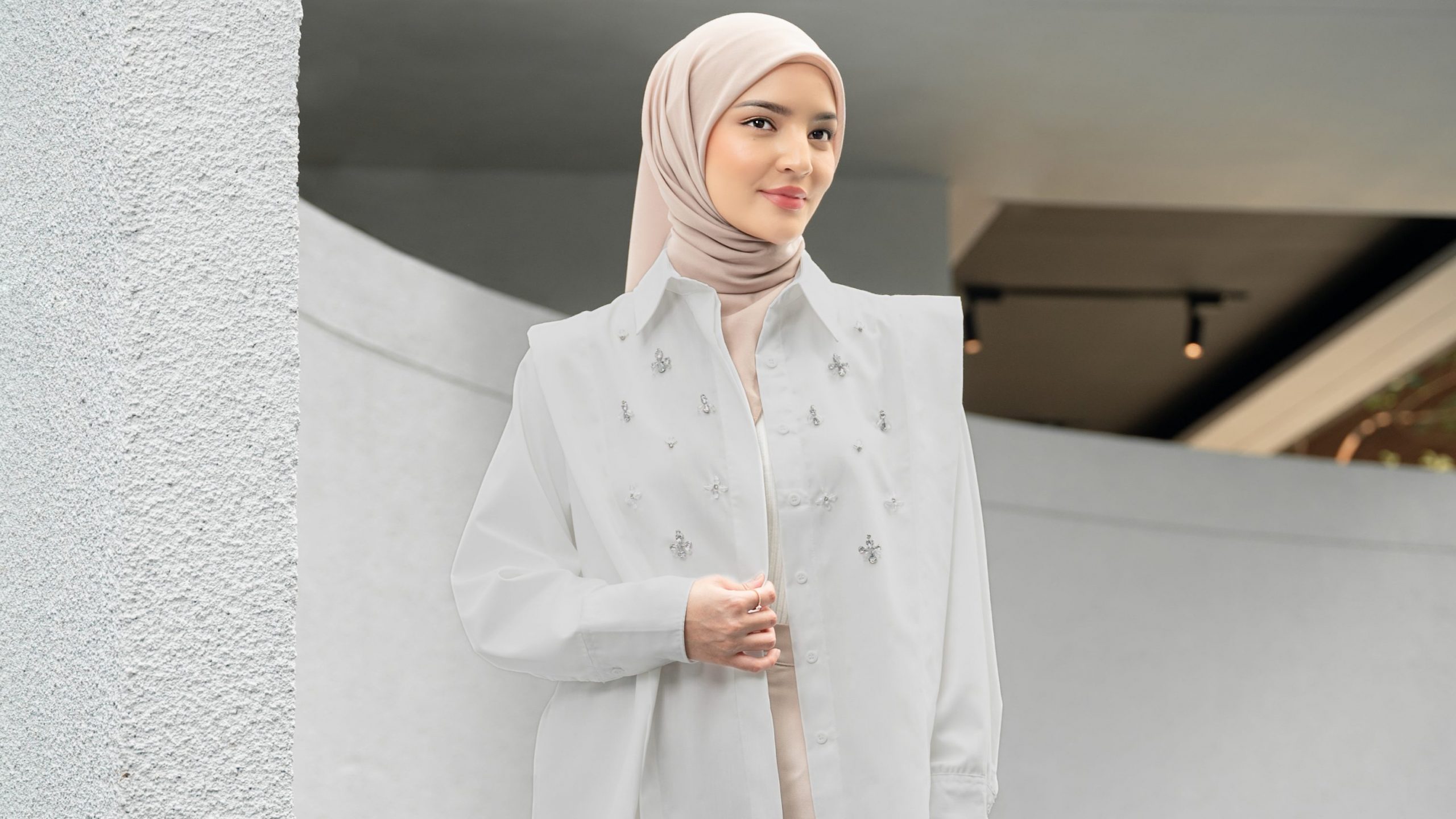 Celana cream cocok dengan baju warna apa