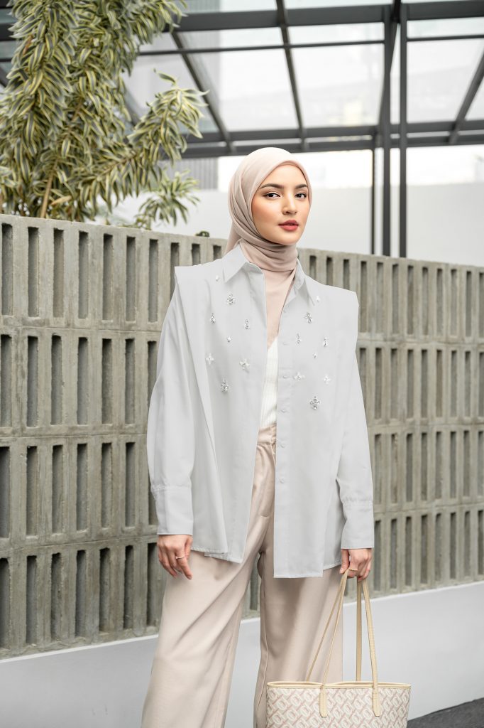 Celana cream cocok dengan baju warna apa