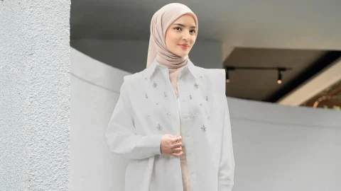 celana cream cocok dengan baju warna apa