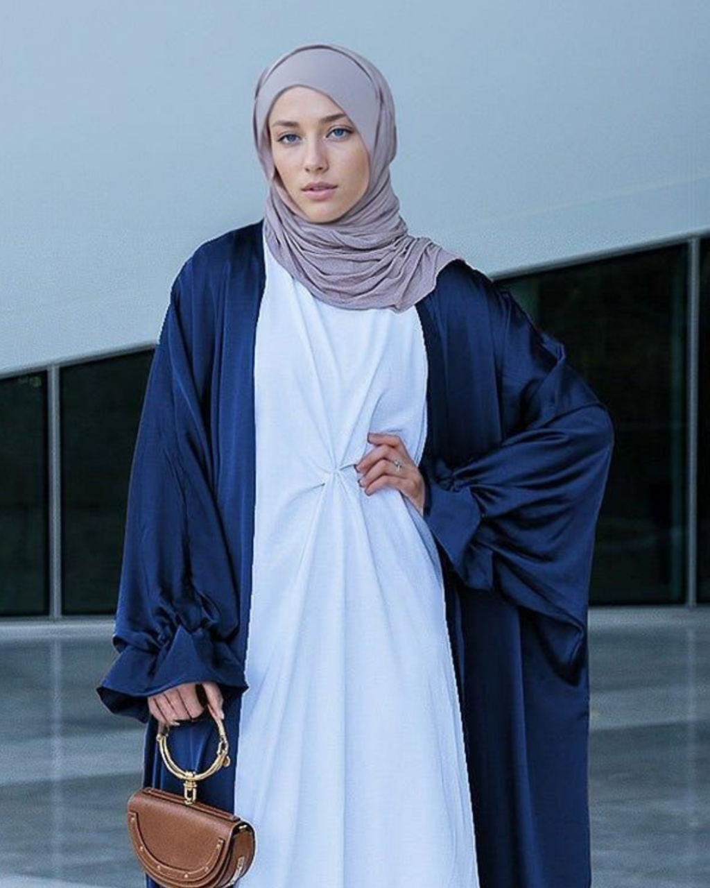 baju warna navy cocok dengan jilbab warna apa? 