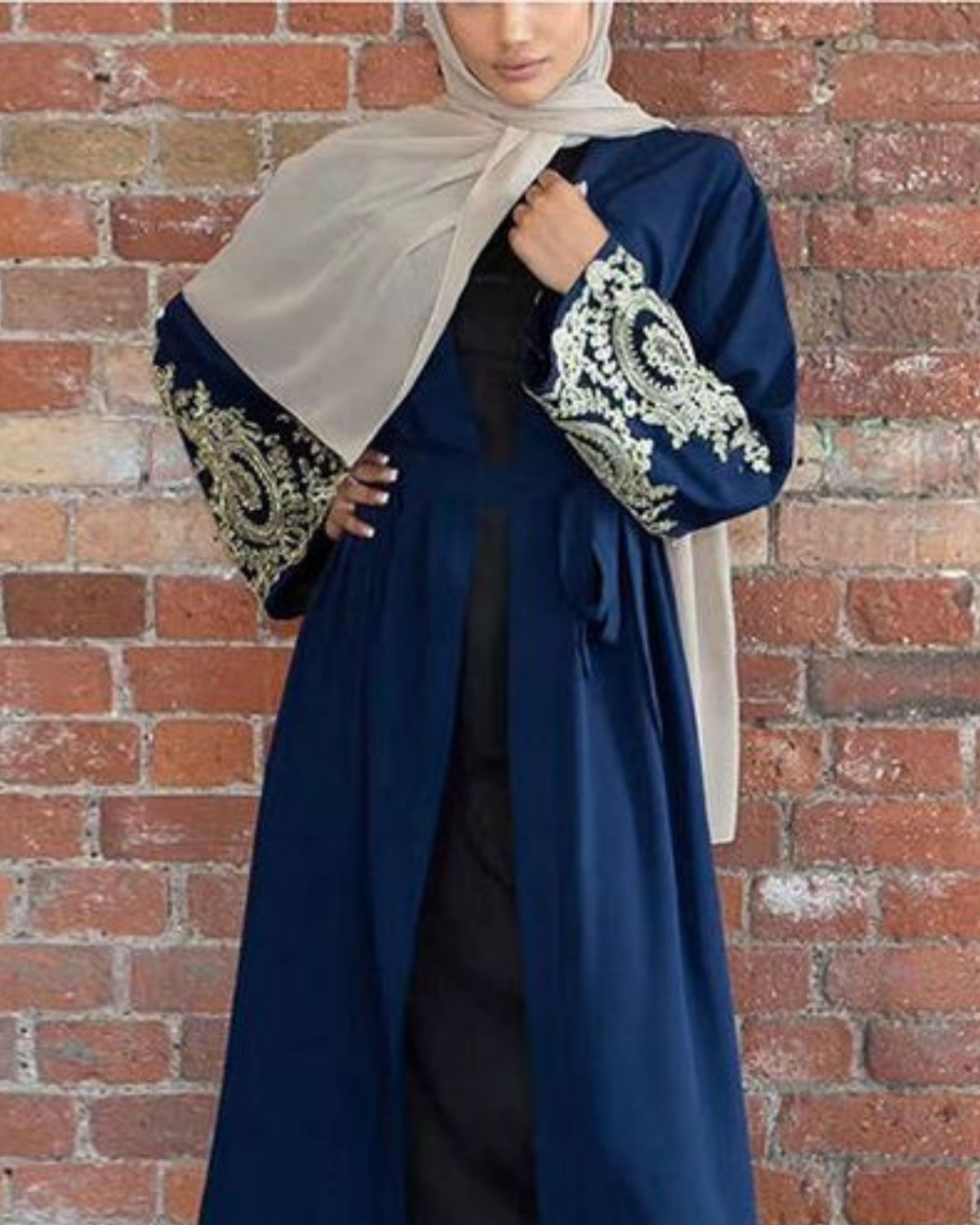 baju warna navy cocok dengan jilbab warna apa? 