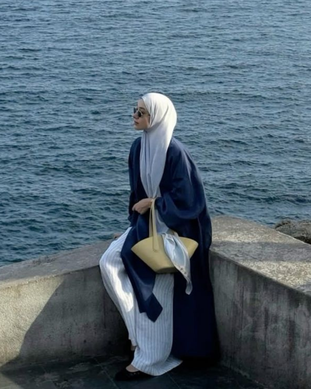 baju warna navy cocok dengan jilbab warna apa? 