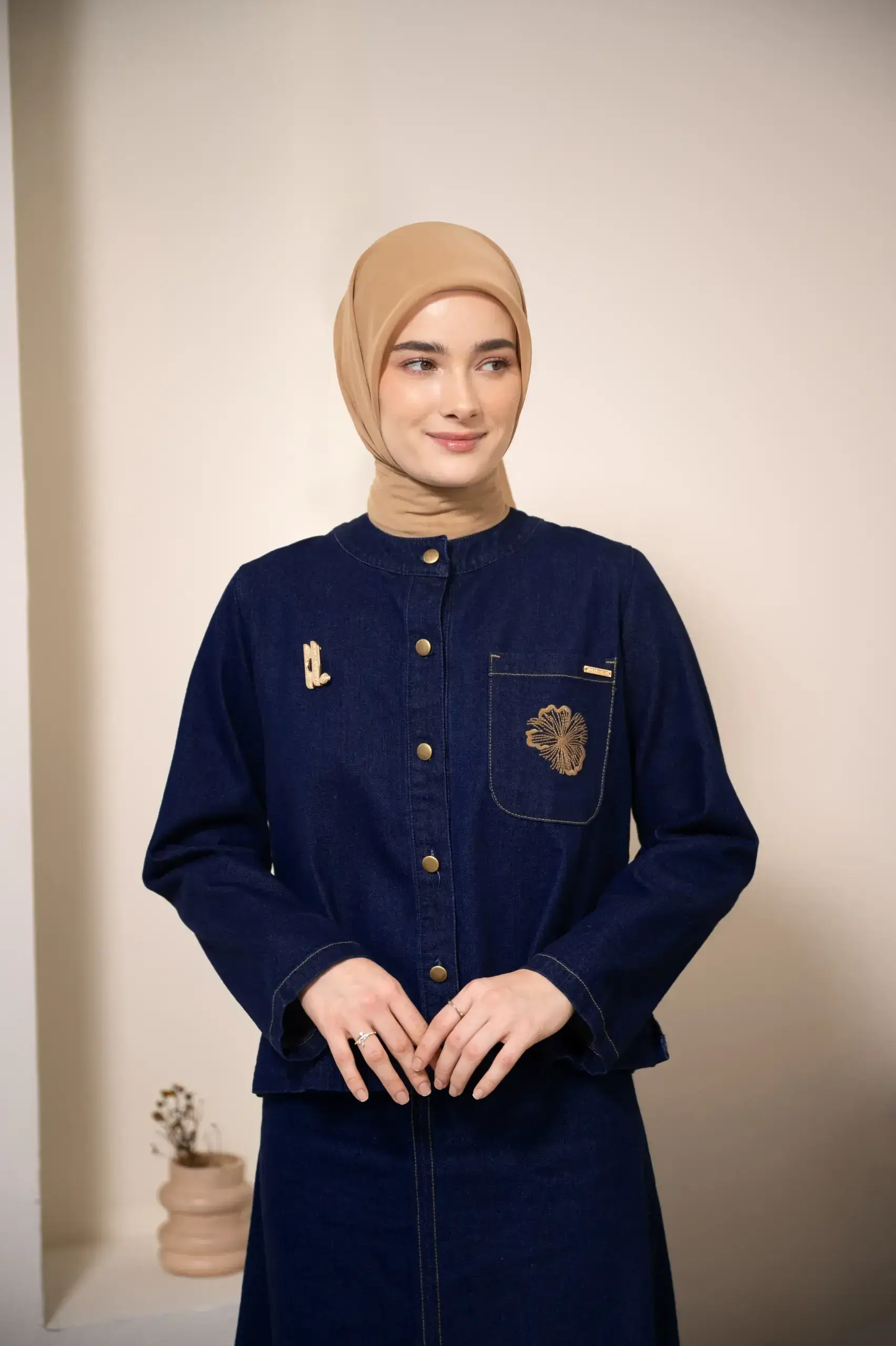 baju warna navy cocok dengan jilbab warna apa