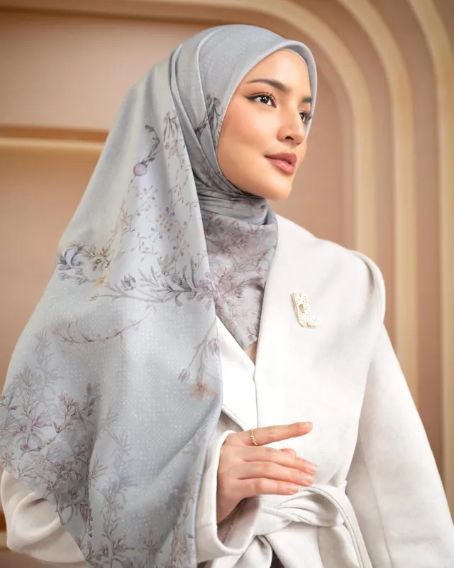 hijab menjuntai satu sisi