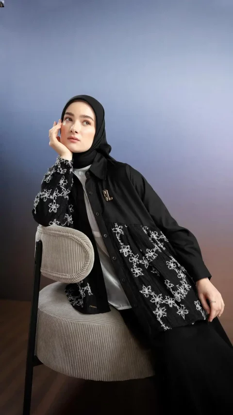 outfit kemeja hitam wanita