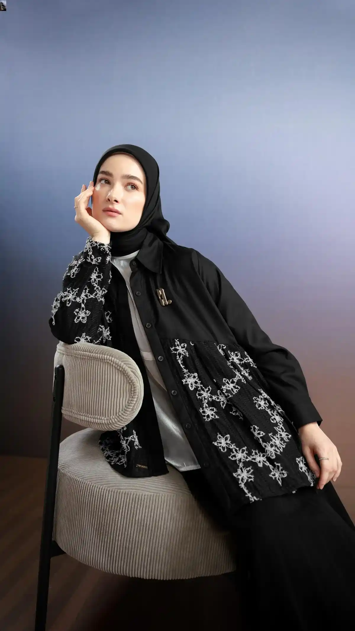 outfit kemeja hitam wanita