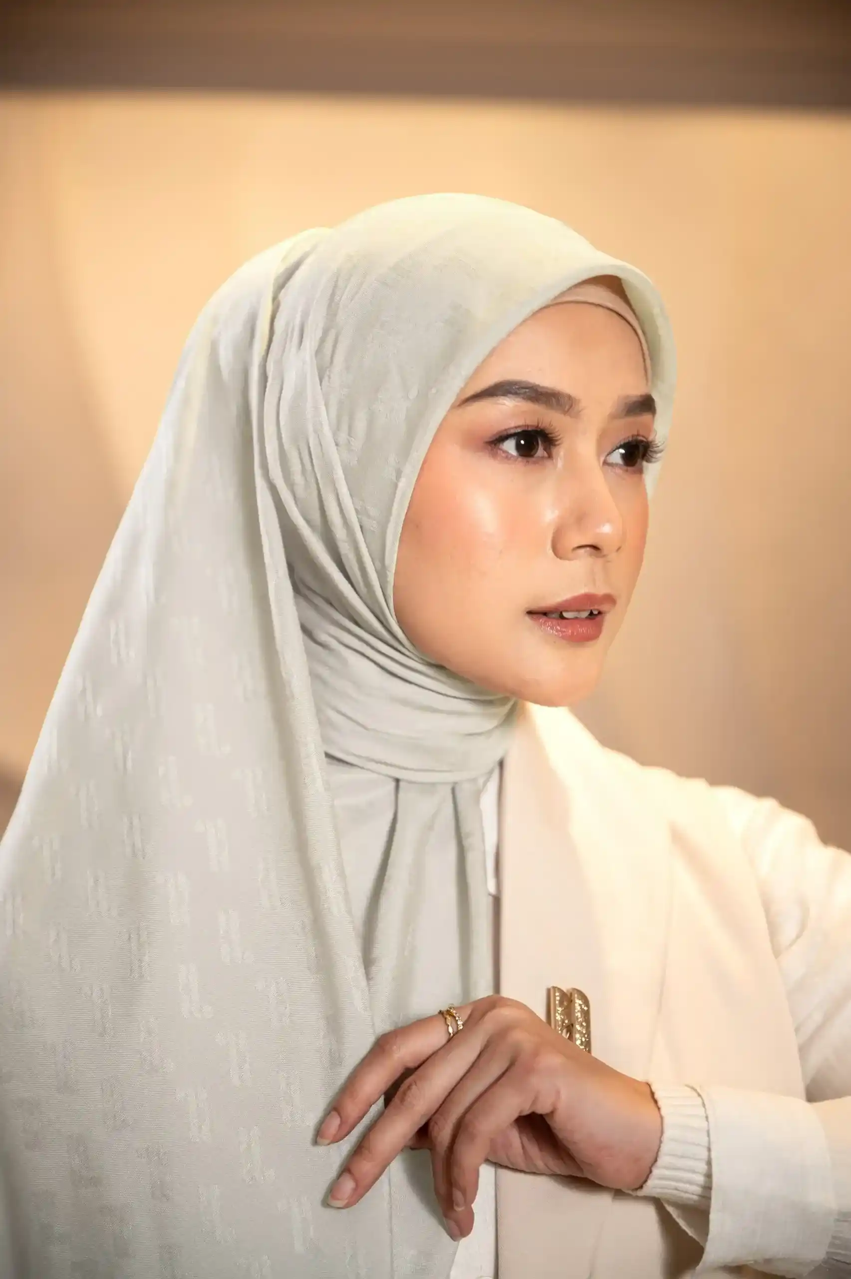 baju kuning cocok dengan jilbab warna apa