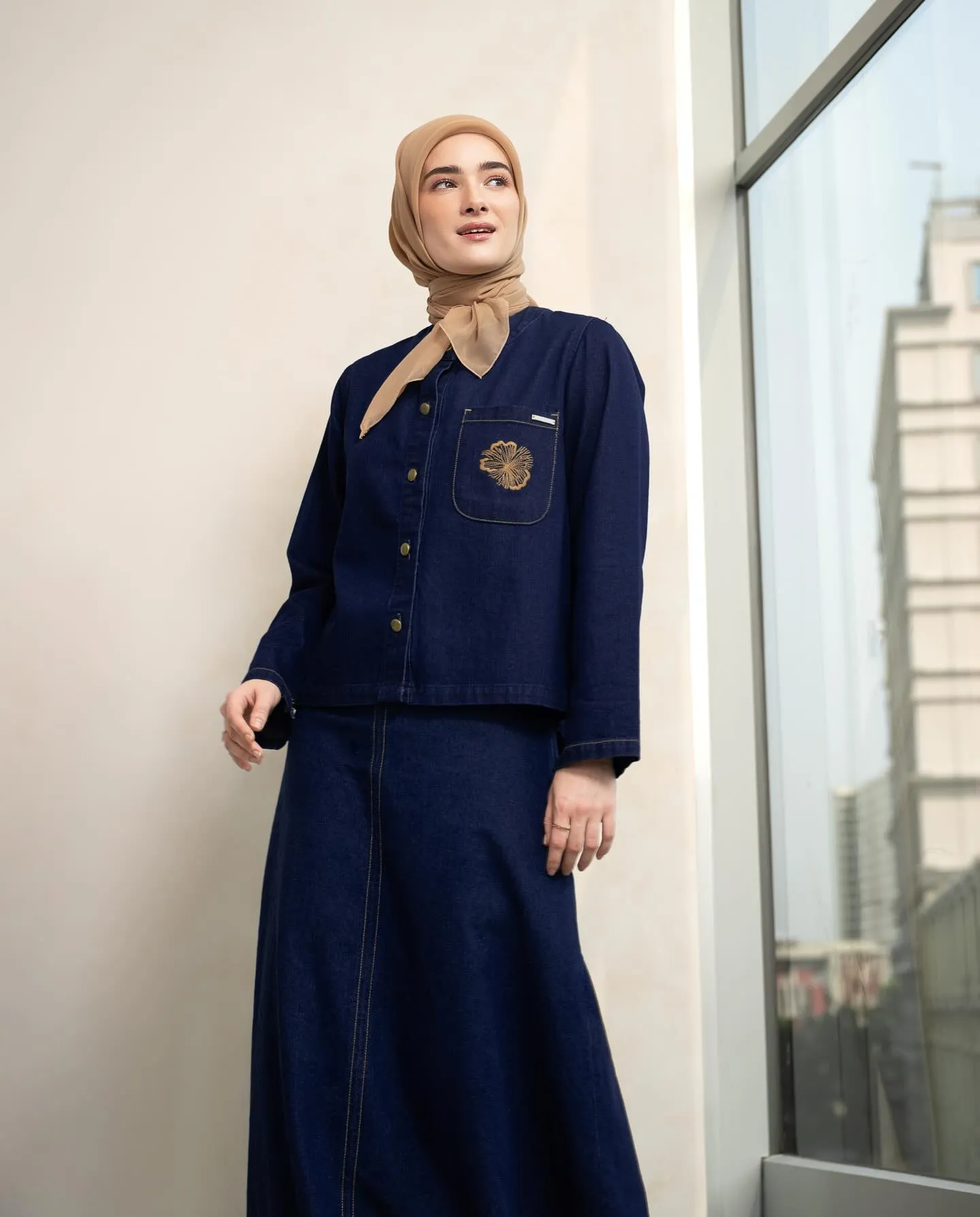warna jilbab yang cocok untuk baju biru denim