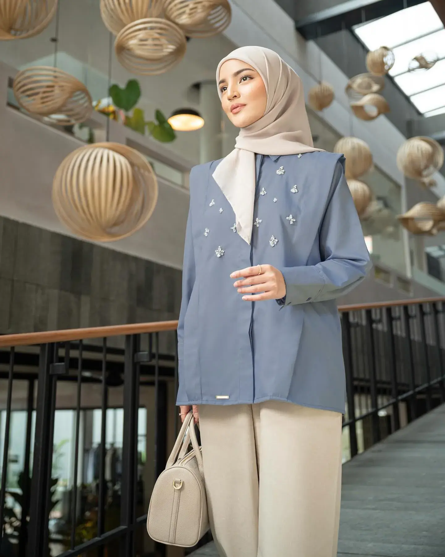 warna jilbab yang cocok untuk baju biru denim